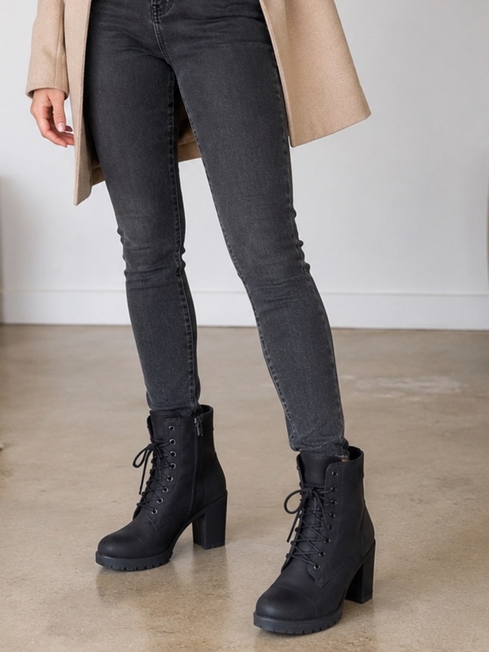 Timberland Women’s Black Lace Up Block Heel Boots Size 8.5 NWOB